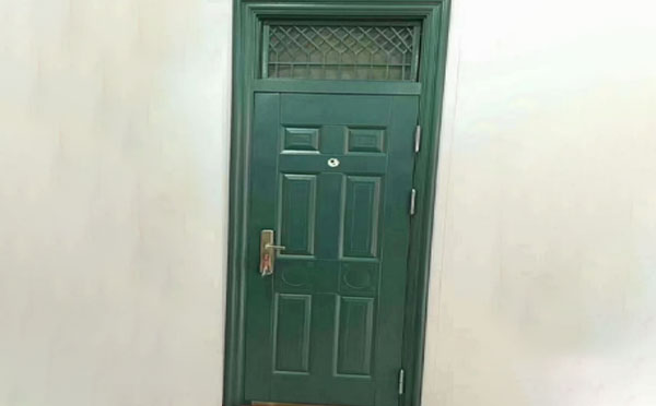 玛纳斯学校教室门